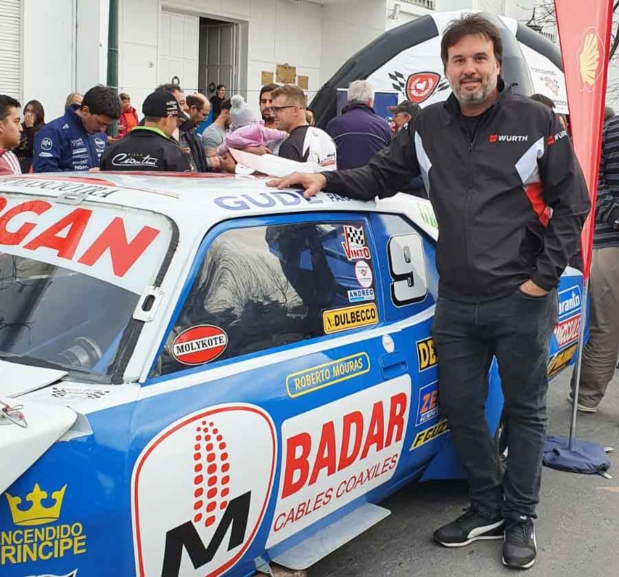 Sergio Alaux junto al auto de Roberto Mouras. 
