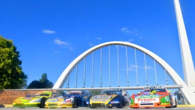 Autos de TC en el arco de Buenos Aires