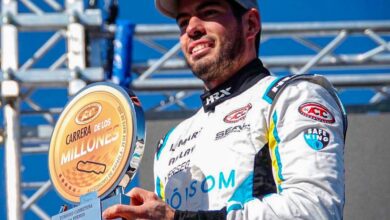 Esteban Gini con el trofeo del 3º puesto en Rafaela.