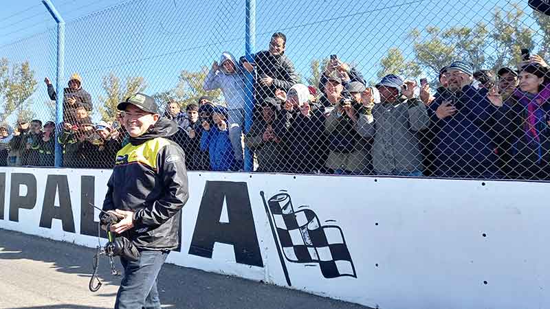 El Gurí Martínez en la pista de Rafaela con el público detrás. 