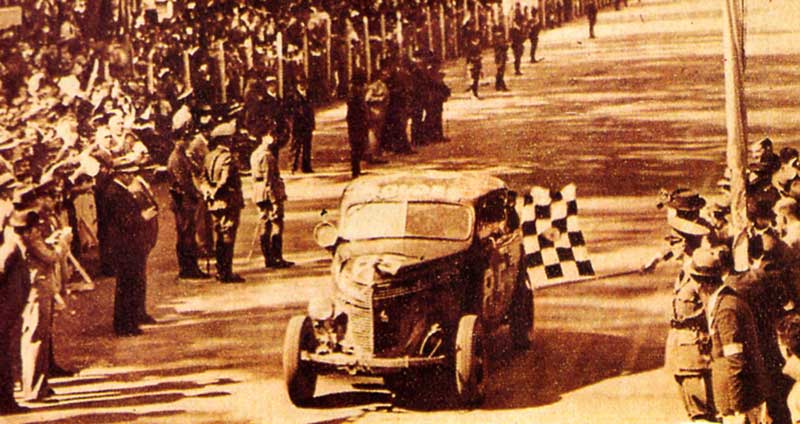Ricardo Risatti con su cupé Ford. 