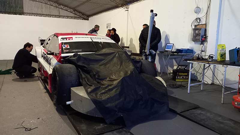 Medición del Toyota Camry en la Técnica. 