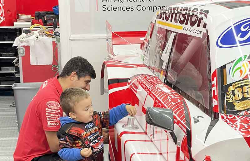 Rafael, el hijo de Werner jugando con el auto de Gianini.