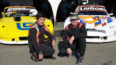 Hermanos Goya posando junto a los autos enfrente del box.