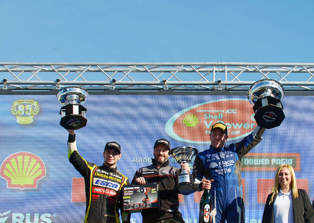 Agustín Martínez y Ventricelli celebran en el podio