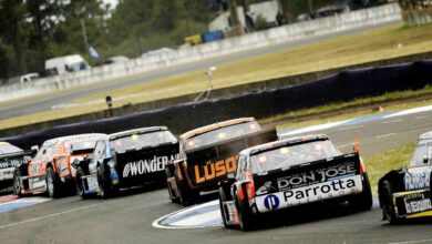Autos de TC vistos desde atrás.