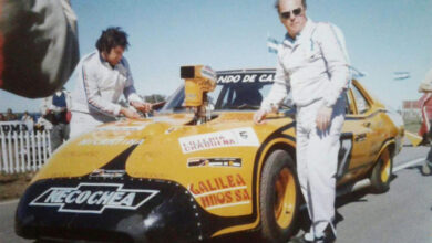 Colorado Juan Carlos Occhionero al lado de su auto.