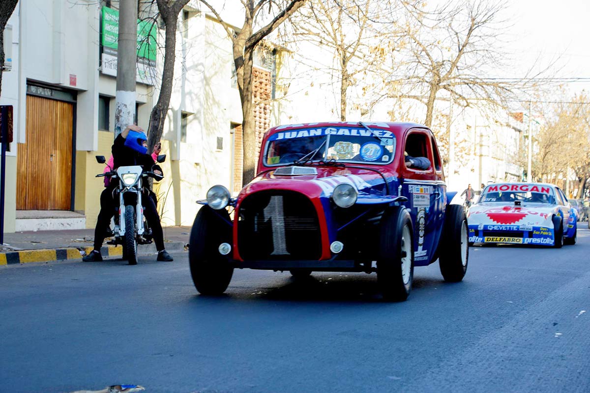 La cupé de Gálvez y la Chevy de Mouras en la calle.