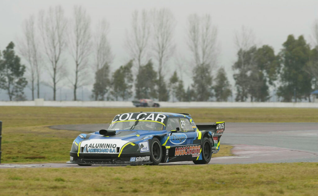 Moscardini a bordo del Ford en La Plata.