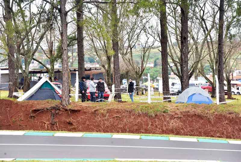 Gente acampando en el autódromo de Posadas. 