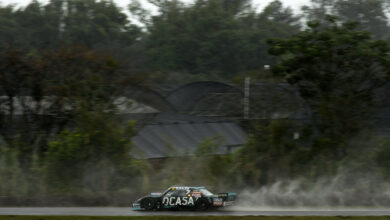 El Torino de Pernía girando en Posadas bajo la lluvia.
