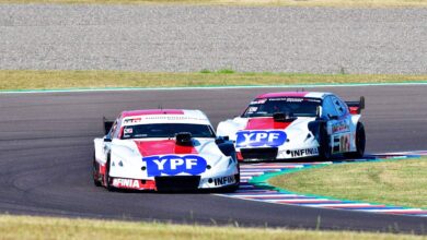 Los Toyota Camry doblando en Termas.