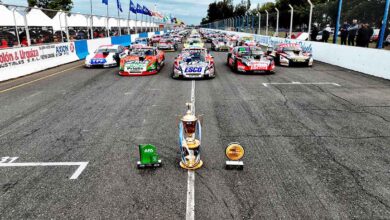 Autos de TC alistados en la recta de Rafaela.