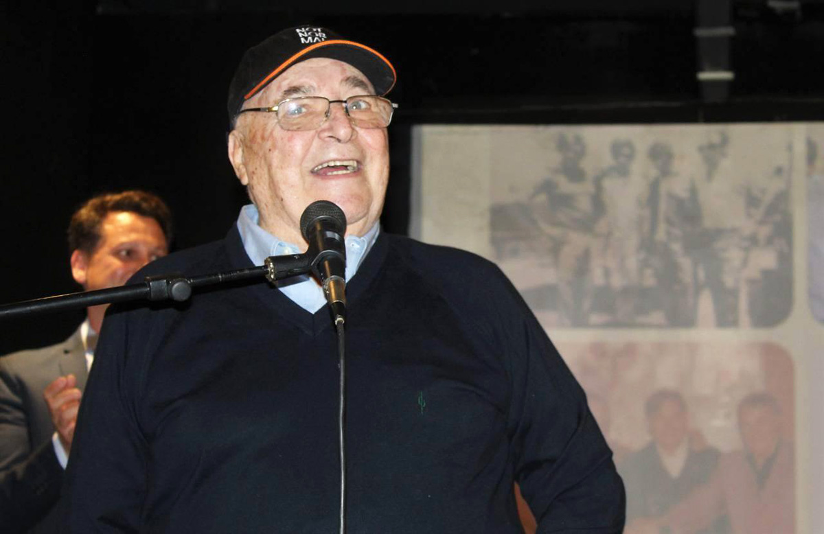 Carlos Pairetti hablando.