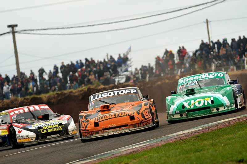 Todino, Lambiris y Santero peleando por un puesto en Posadas. 