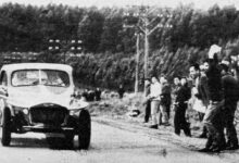 Carlos Pairetti con la cupé Chevrolet en la ruta.