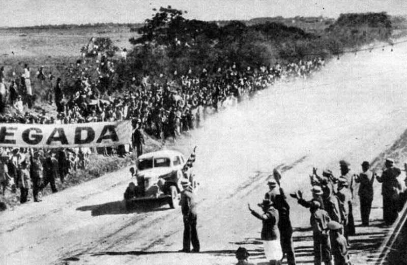 El auto de Pedrazzini llegando al final de la carrera en 1937. 