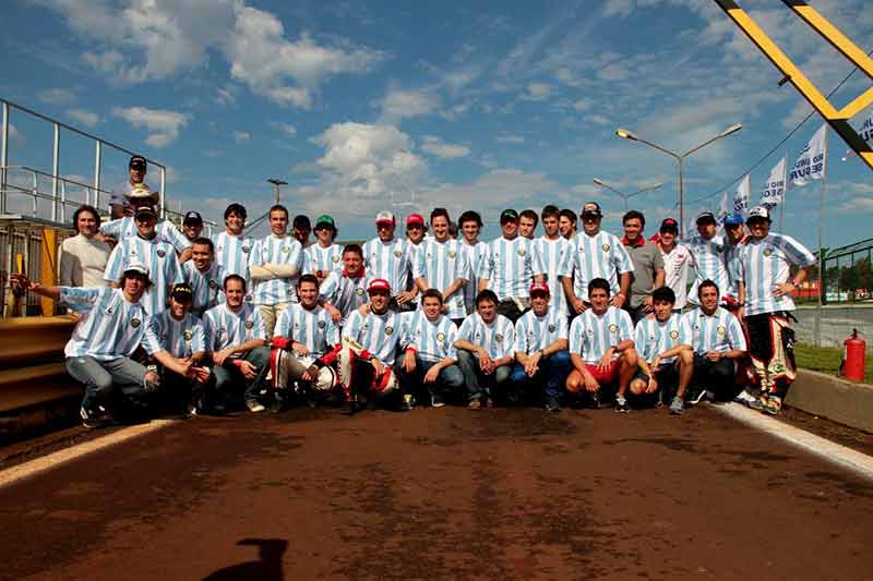 Pilotos de TC con la camiseta de Argentina.