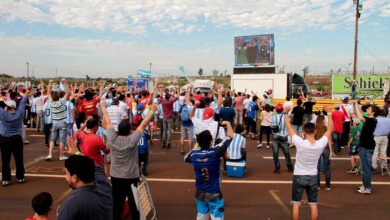 Hinchas festejando frente a la pantalla en el autódromo de Posadas.