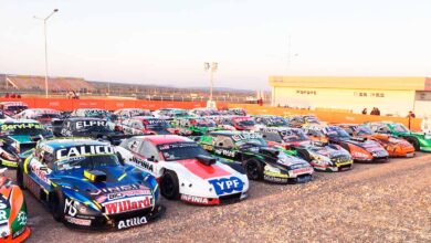 Autos de TC en parque cerrado de San Juan.