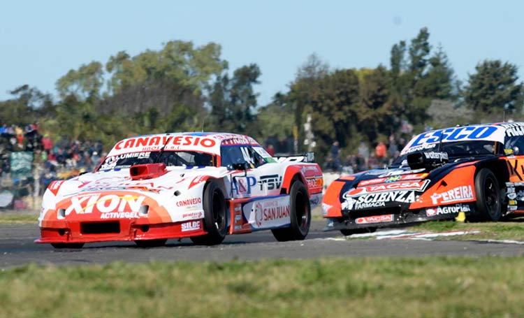 Della Motta al frente del pelotón en Paraná.