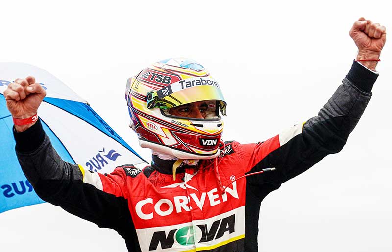Urcera festeja su victoria de TC en San Juan.