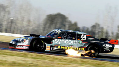 La Chevy de Bundziak con fuego en el escape.