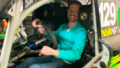 Giallombardo sentado en su Ford adaptado.