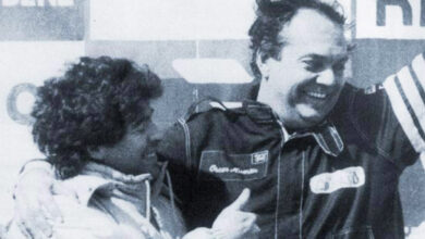 Maradona y Aventin abrazados.
