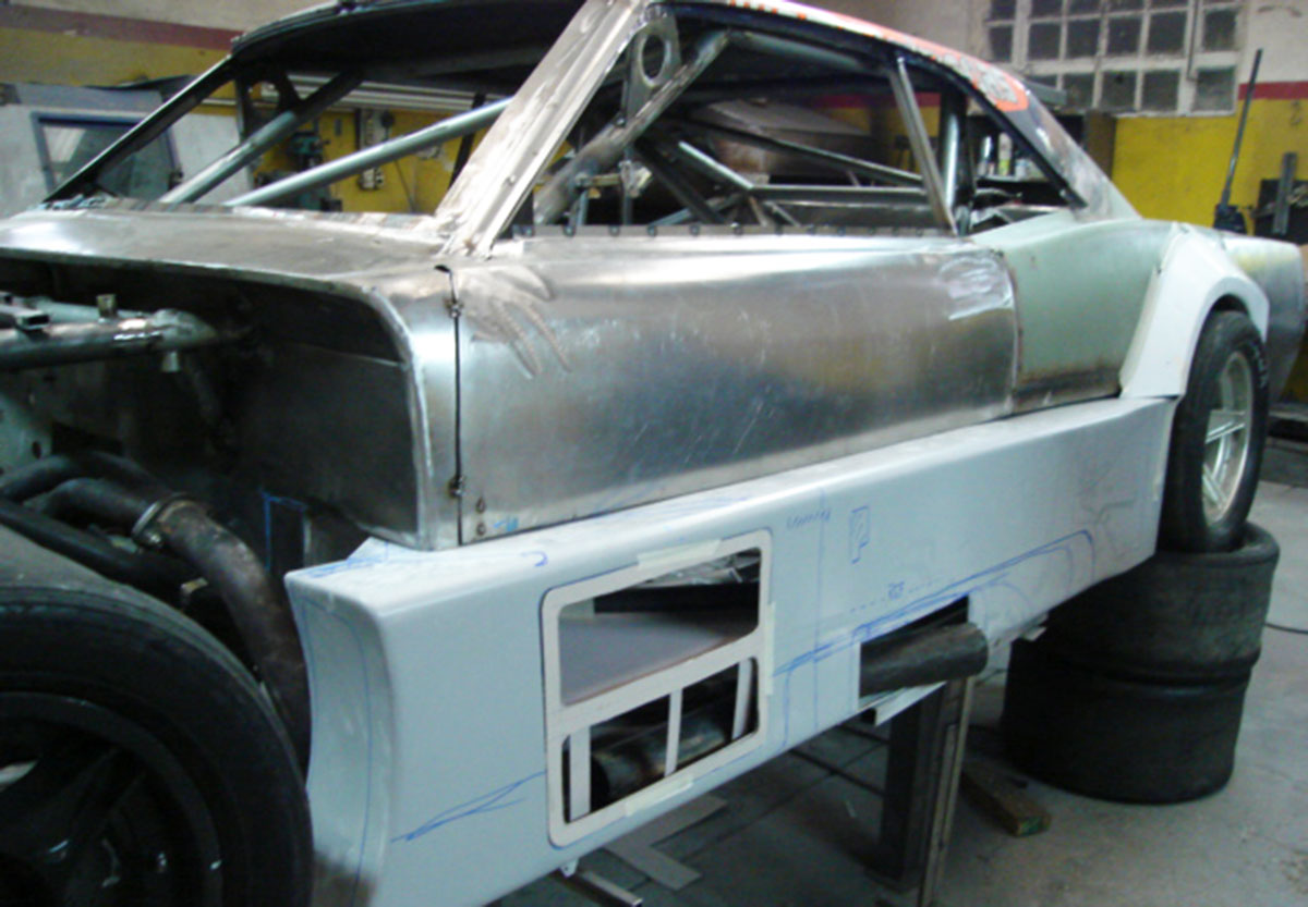 Auto de TC con pontones laterales.