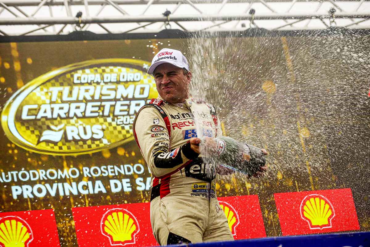 Werner festejando con champán en el podio de San Luis.