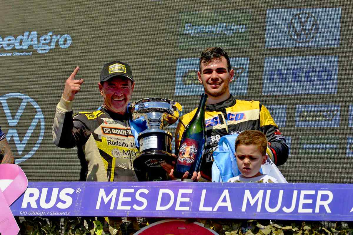 El Gurí y Agustín Martínez celebran en el podio