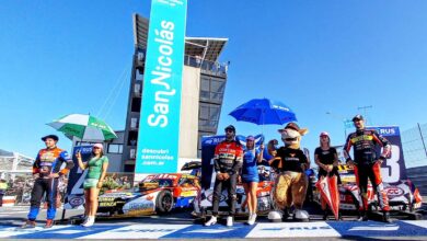 Urcera, Todino y Ardusso parados junto a sus autos.
