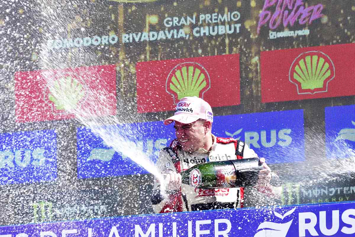 Werner festejando con champaña en el podio.