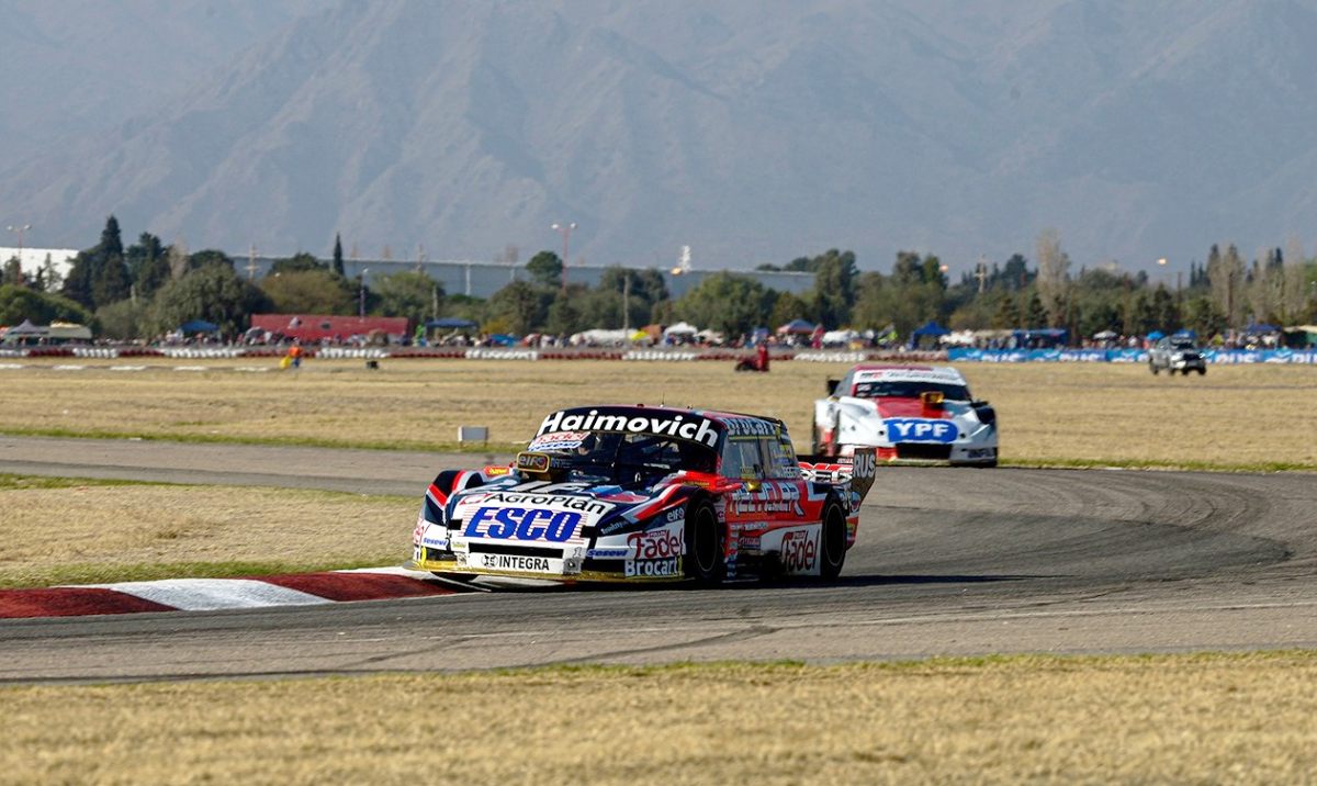 El Ford de Werner delante del Toyota de Rossi