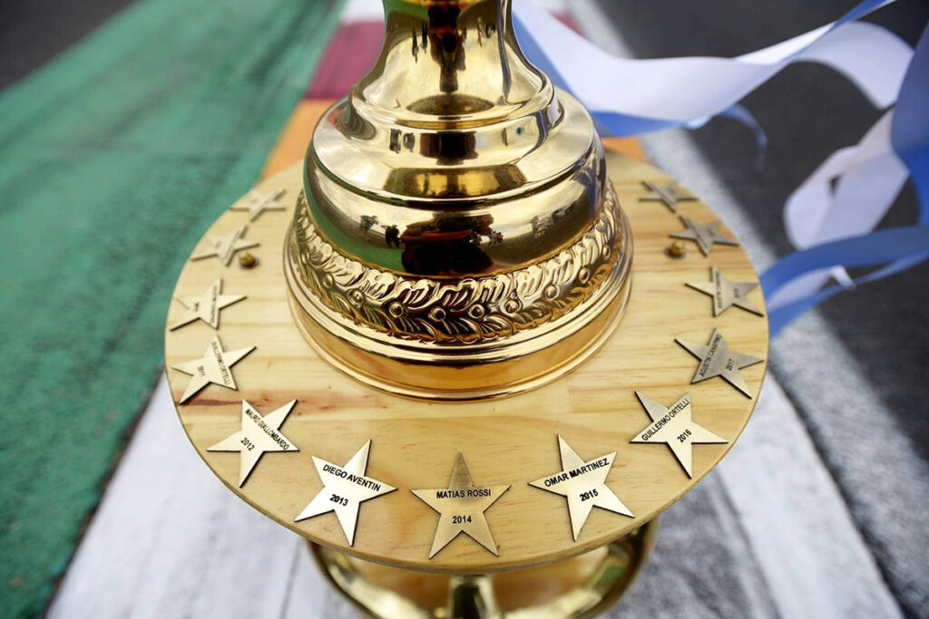 Primer plano de la Copa de Oro del TC.