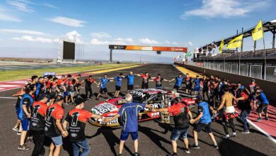 Los integrantes del Maquin Parts festejan alrededor del auto de Urcera.
