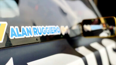 El nombre de Ruggiero en la puerta del auto.