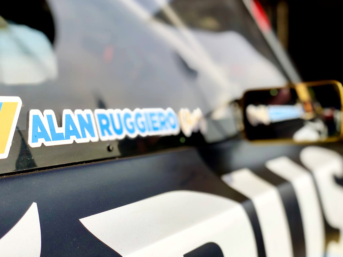 El nombre de Ruggiero en la puerta del auto.