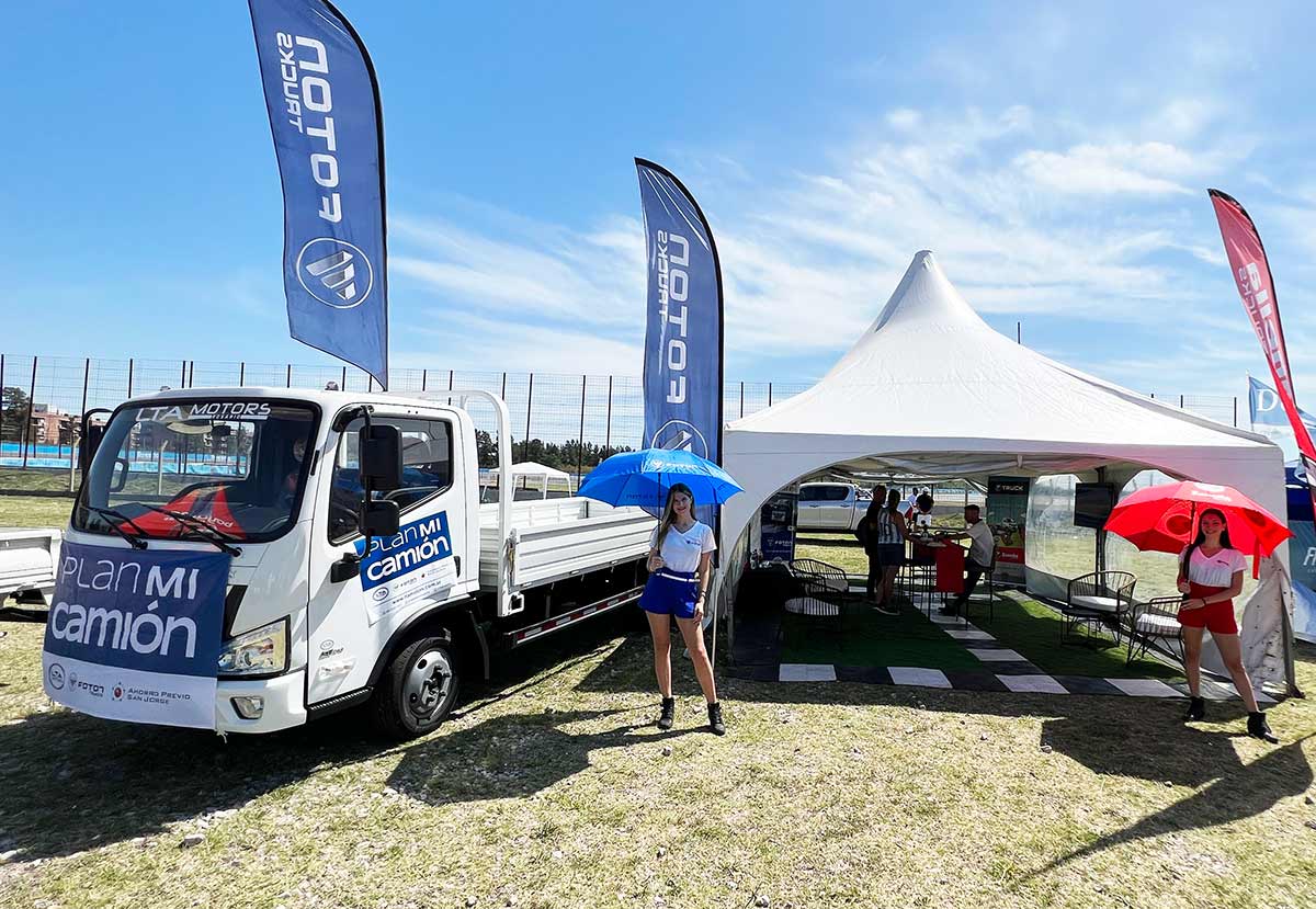 Stand de CVN Motors en Rosario.