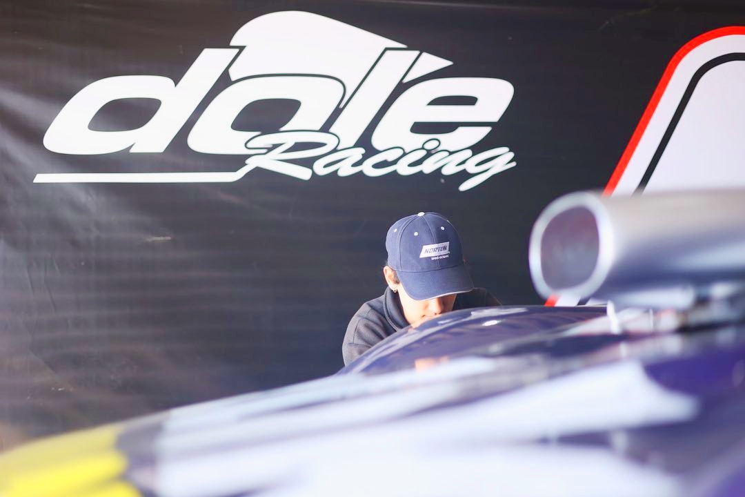 El logo del Dole Racing en boxes