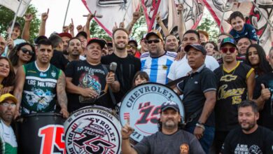 Agustín Canapino rodeado de hinchas de Chevrolet.