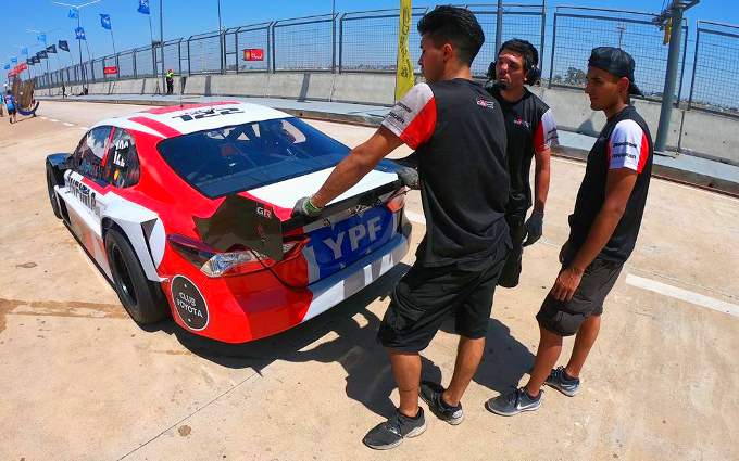 El Toyota Camry del Dole Racing en boxes