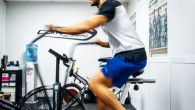 Urcera entrenando en una bicicleta fija.