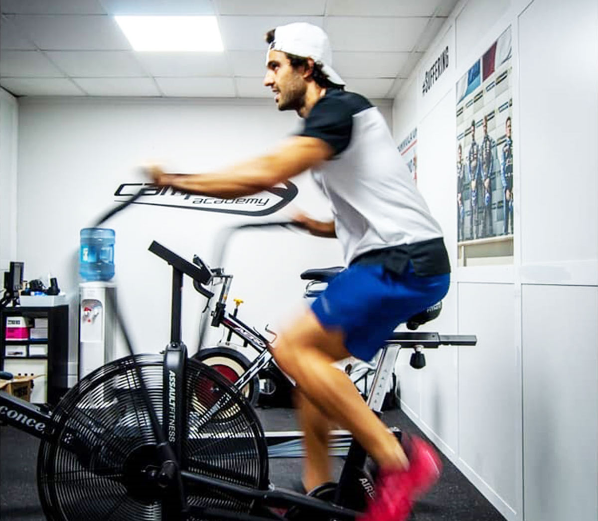 Urcera entrenando en una bicicleta fija.