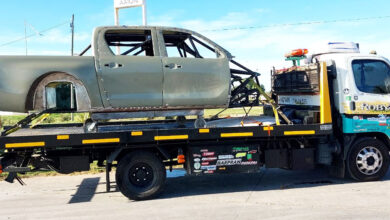 La estructura de la camioneta es transportada.