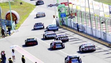 Autos de TC saliendo a pista.