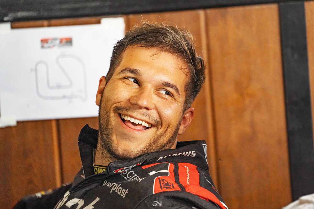 Aguirre sonriendo.
