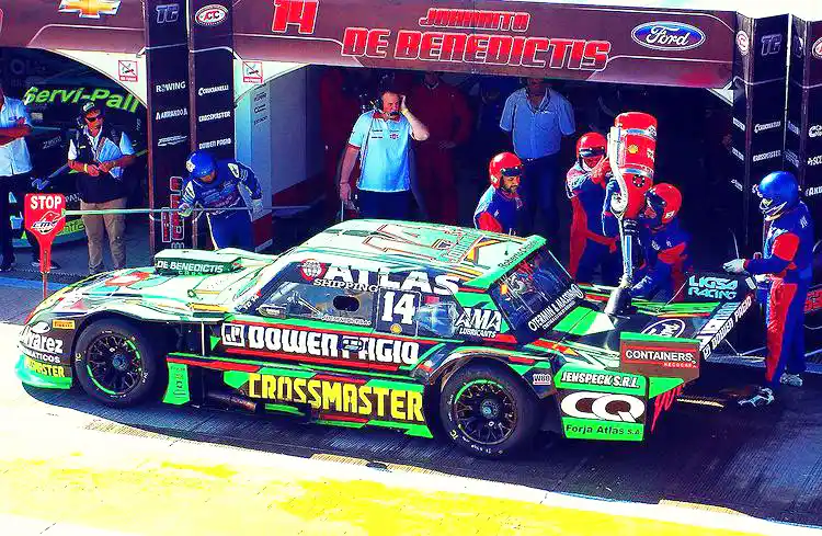 Ford de De Benedictis en boxes durante la recarga de combustible en Toay.