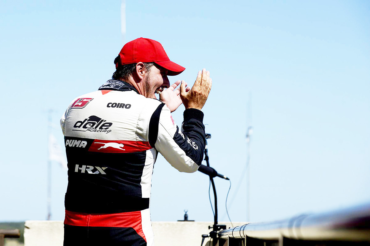 Mazzacane aplaudiendo.